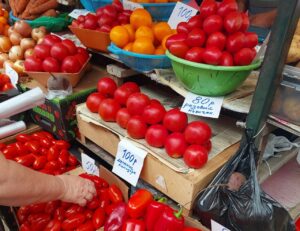 Почем в Астрахани продают знаменитые помидоры:  красные и розовые