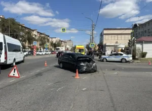 В Астрахани иностранец на «Ладе» врезался в полицейский автомобиль