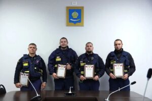 В Астрахани наградили спасателей, вытащивших детей из пожара на Савушкина