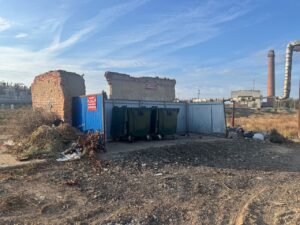 У дома бойца СВО появилась мусорная площадка, но жители просят поставить ее на пустырь