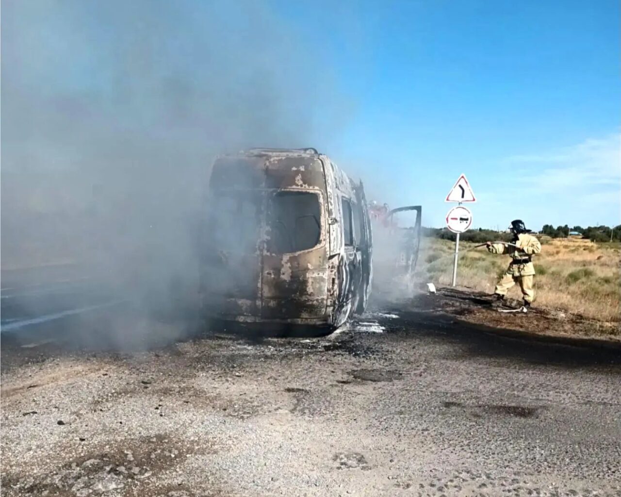 В Астраханской области на трассе загорелась «Газель» с пассажирами