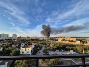 Черный дым до неба, огромный пожар: что горит в Астрахани