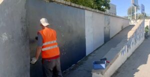 В Астрахани убрали стихийный стрит-арт с набережных