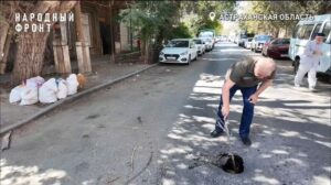 В Астрахани на проезжей части появилась опасная дорога к кротам: где нужно ехать с осторожностью