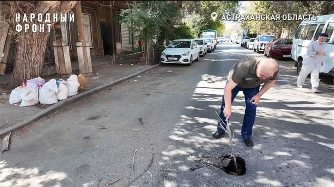 В Астрахани на проезжей части появилась опасная дорога к кротам: где нужно ехать с осторожностью