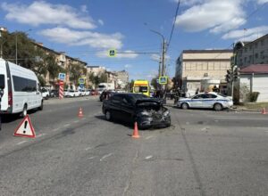 В Астрахани иностранец на «Ладе» врезался в полицейский автомобиль