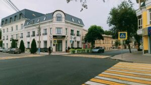 Последние штрихи: в Астрахани завершают масштабный ремонт одной из оживленных улиц