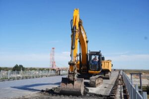 Новая трасса в Камызяк с третьим мостом через Царев готова почти наполовину