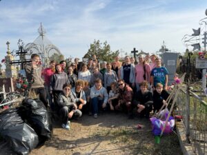 Более 30 человек приняли участие в уборке Старого кладбища Астрахани