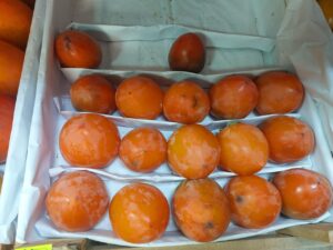 Фейхоа, королек и хурма заполняют рынок Астрахани: почем их продают