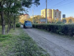 В Астрахани автоцистерна заехала на тротуар в парке и сбила там человека