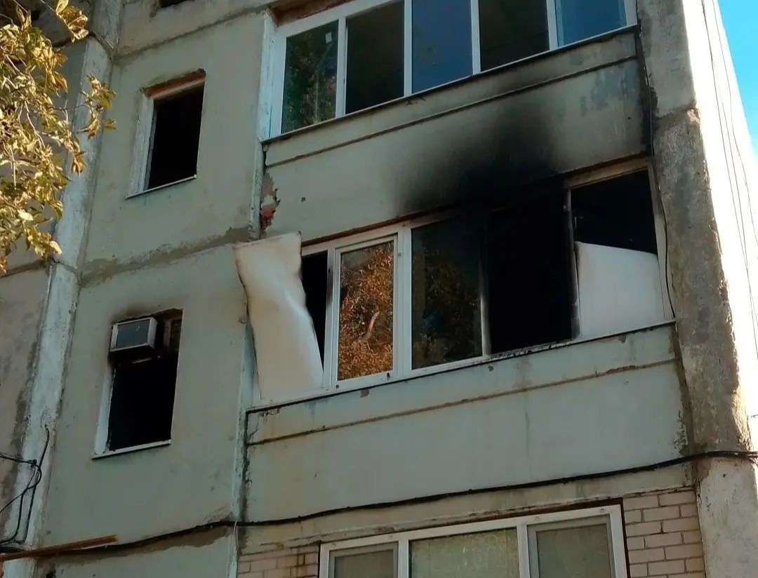 Пламя вырывалось из окон, пока выводили людей: в Астрахани сгорела квартира