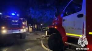 В Астрахани в районе рынка Большие Исады полыхал огромный пожар, приехали скорые