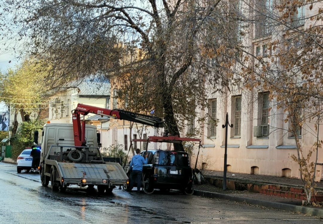 В Астрахани эвакуатор испортил чужую машину: история получила серьезное продолжение