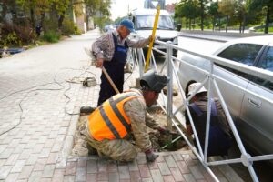 На улицах Астрахани устанавливают километры ограждений
