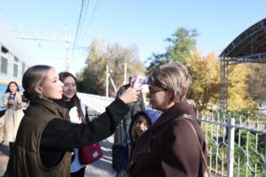 Встречают с термометрами: на вокзале и в аэропорту Астрахани проверяют въезжающих