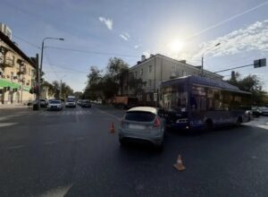 На Богдана Хмельницкого иномарка врезалась в автобус с пассажирами