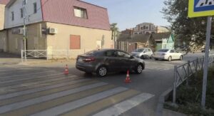 В Астрахани иномарка сбила на пешеходном переходе молодую девушку