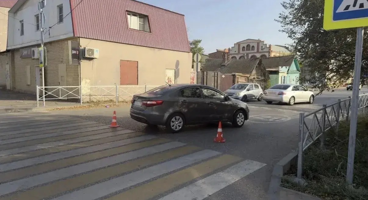 В Астрахани иномарка сбила на пешеходном переходе молодую девушку