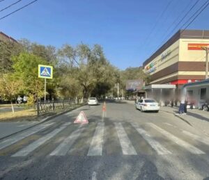 В Астрахани на оживленной дороге у торгового центра сбили девочку, она в больнице