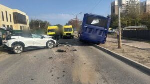 В Астрахани у ТЦ автобус с пассажирами попал в жесткую аварию, пострадали семь человек