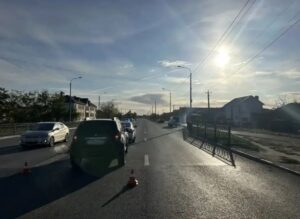 В Астрахани на оживленной дороге автомобиль сбил девочку-подростка