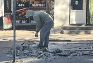 После публикации «Арбуза» на астраханской остановке начали разбирать площадку банкомата