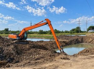 Под Астраханью строят сооружения для удержания воды