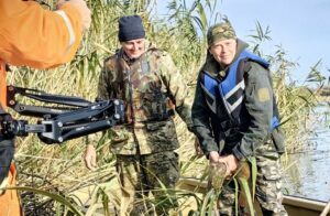 Шакалы учат щенков рыбачить: под Астраханью снимают необычный фильм