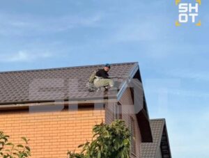 В Астраханской области парашютист Ильяс упал на чужой дом