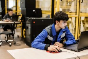Подросток из Астрахани роботизирует линию производства завода крупнейшей ОЭЗ России
