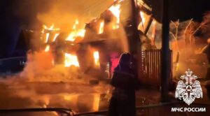 В Астрахани тушат крупный пожар, горят два жилых дома