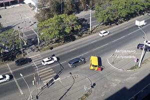 Странная разметка выделенки в Астрахани спровоцировала жесткую аварию